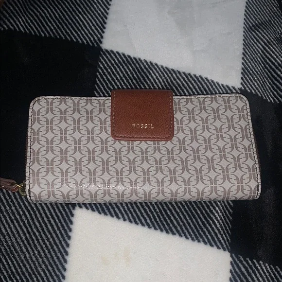 NWOT!! Fossil Brown and Cream Geometric Wallet - Picture 1 of 7